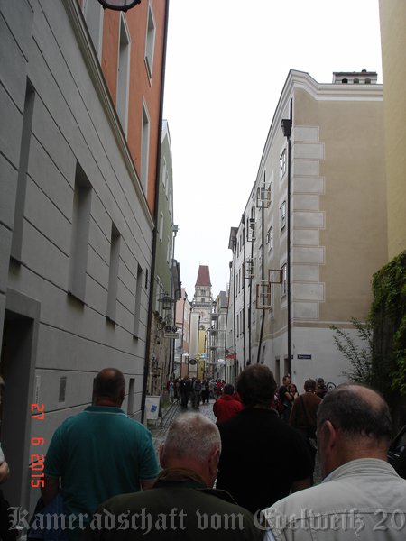 durch enge Gassen zum Rathaus von Passau.jpg -                                